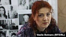 Daniela Terzi-Barbăroșie în studioul Europei Libere la Chișinău