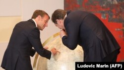 Presidenti francez Emmanuel Macron dhe presidenti serb Aleksandar Vuçiq shikojnë një glob gjatë takimit të tyre në Pallatin Presidencial, Beograd, 15 korrik 2019. 