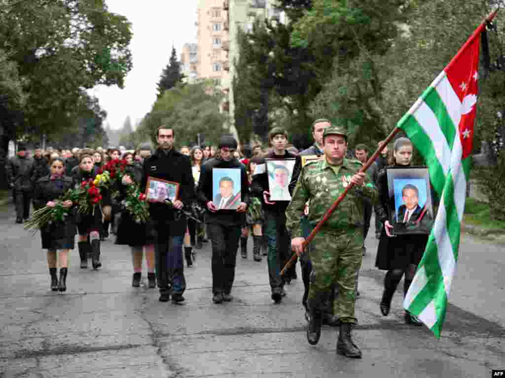 Пахаваньне ў Сухумі былога кіраўніка сэпаратысцкіх уладаў Абхазіі Ўладзіслава Ардзынбы.