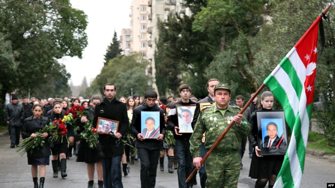 Похоронен Владислав Ардзинба был в его родном селе Эшера Сухумского района