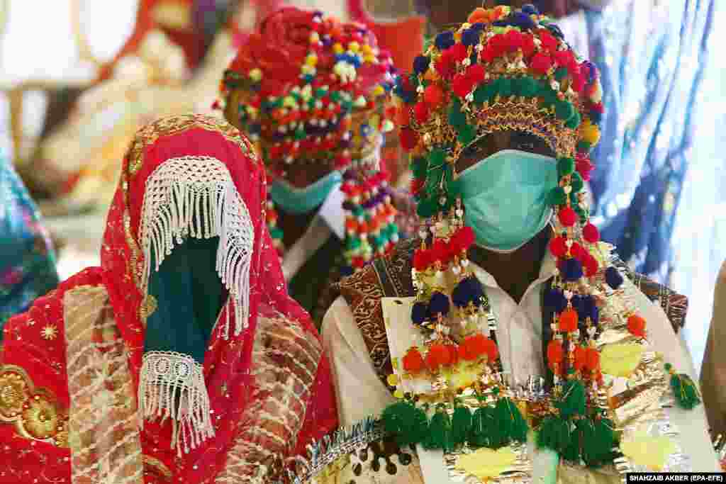 Почти 50 пар пакистанских индуистов посещают массовую свадебную церемонию в Карачи, Пакистан. (epa-EFE/Шахзаиб Акбер)