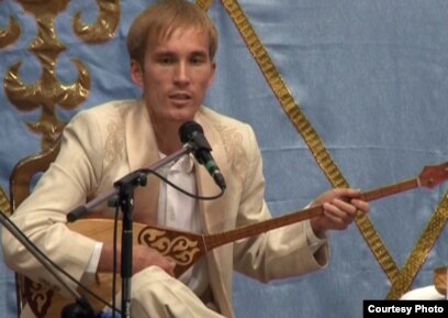 Сандалдардағы аяқты жалаған фотосуреттерді қараңыз