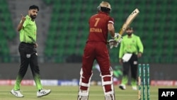 د لاهور قلندرز حارث رووف د حیدراباد کېنګزمین رضوان محمود په سوځولو خوشالي کوي - د مارچ ۲۶مې انځور.