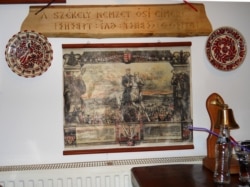 Плакат с изображением Миклоша Хорти, правителя межвоенной Венгрии, на стене ресторана в городке Меркуря-Чук в Трансильвании, населенном в основном этническими венграми