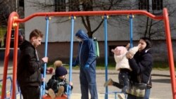Карантин у Львові – майданчики дезінфікують, діти з батьками гуляють. 19 березня 2020 року