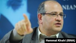 علیرضا زالی می‌گوید باید «زرنگ» بود و از مدل‌ها و توصیه‌های کشورهای موفق در روند مقابله به همه‌گیری کووید-۱۹ استفاده کرد.