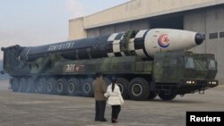 ჩრდილოეთ კორეის ლიდერი კიმ ჩონ ინი ქალიშვილთან ერთად ათვალიერებს საკონტინენტთაშორისო ბალისტიკურ რაკეტას. 2022 წ. 18 ნოემბერი.