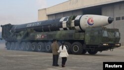 Лідер Північної Кореї Кім Чен Ин разом зі своєю дочкою оглядає міжконтинентальну балістичну ракету, недатоване фото 19 листопада 2022 року оприлюднило Корейське центральне інформаційне агентство КНДР