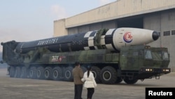 Lideri i Koresë së Veriut, Kim Jong Un, bashkë me të bijën, e inspekton një raketë balistike. Fotografi nga arkivi.