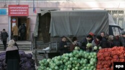 Продуктовые палатки под «избирательными» участками в Донецке. 2 ноября 2014 года