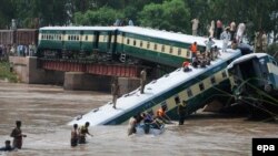 Силовики рятують пасажирів поїзда в провінції Пенджаб, 2 липня 2015 року