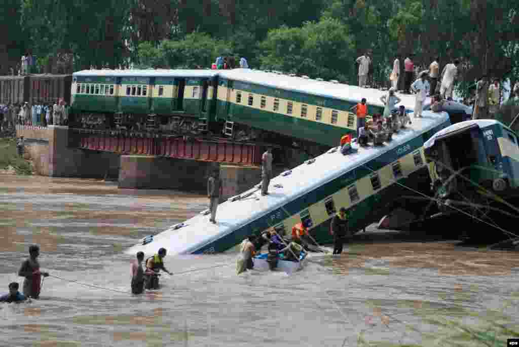 Pakistani security officials rescue passengers after train compartments fell into a canal following the partial collapse of a bridge in Wazirabad in Punjab Province. The train was carrying soldiers. At least 12 people were killed, including a lieutenant colonel. More than 80 were saved by rescuers. (epa/Khurram Khan)