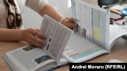 Comparație: Numărul de pagini dedicate Rusiei în manualele de geografie din Transnistria (în partea stângă) și de pe malul drept al Nistrului