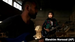 محل تمرین گروه «اریکین» در نجاری یک مبل‌سازی در حومه تهران