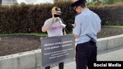 Активист Рустем Кадыров во время одиночного пикета