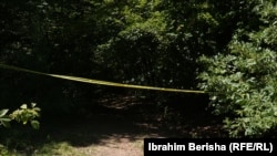 Shiriti i Policisë i vendosur afër vendit ku po kryhen gërmimet në Zubin Potok. 