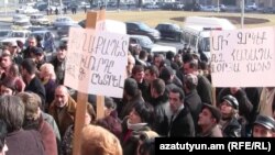 Armenia -- Street traders demonstrate outside the Yerevan municipality, 19Jan2011.