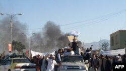 Smoke billows from the UN headquarters after protesters attacked the compound in Mazar-e Sharif on April 1.