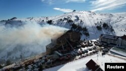Vatrogasci gase požar u hotelu u skijalištu Kartalkaya u provinciji Bolu, Turska, 21. januara 2025. 