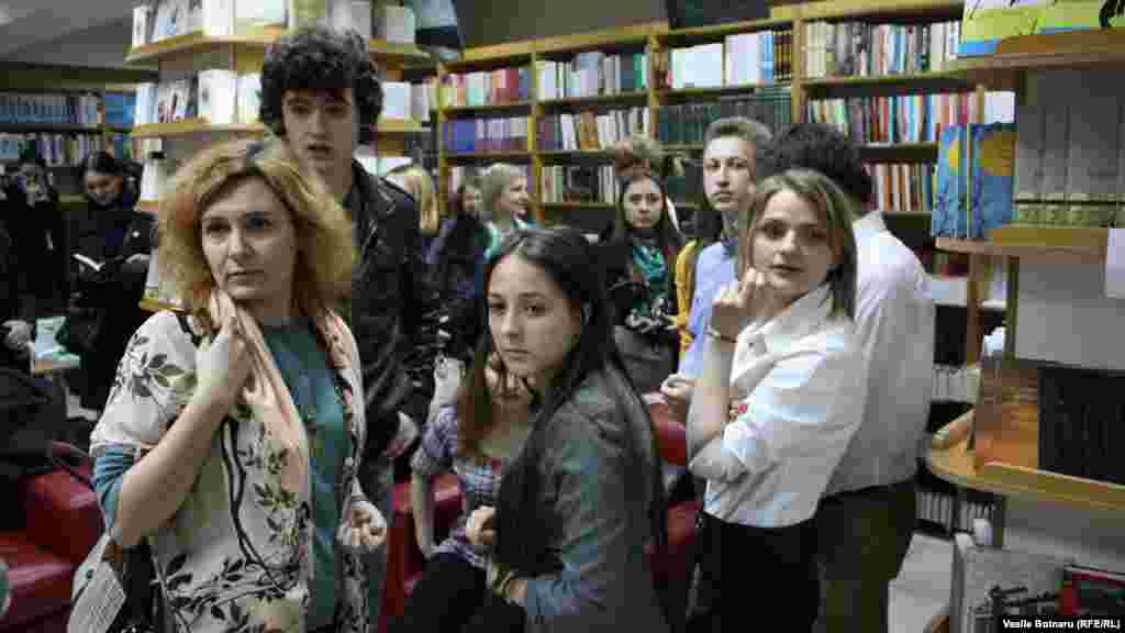 13 tineri devoratori de carti de la Liceul Spiru Haret, la Libraria Cartier din Centru