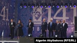 На сцене экс-мэры Бишкека Нариман Тюлеев, Иса Омуркулов и действующий градоначальник Азиз Суракматов.