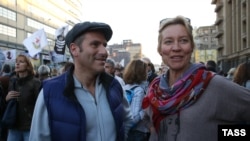 Российские телеведущие Михаил Шац и Татьяна Лазарева во время акции "Марш мира" против войны на Украине. Москва, 21 сентября 2014 года