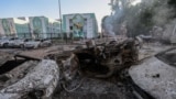 Кияни дивляться на пошкоджений внаслідок російської повітряної атаки будинок. Ранок 4 липня 2025 року