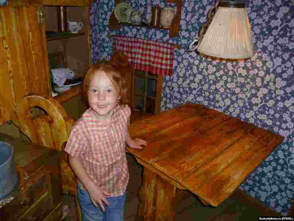 У 5-летней Маши, живущей в пригороде Москвы, не одна мечта: "Хочу стать красивой, чтобы меня все мальчики любили. Хочу чтобы у меня было много косметики, как у мамы и мечтаю о маленьком братике".