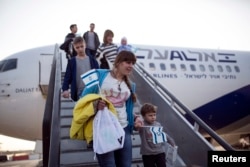 Еврейские беженцы с востока Украины сходят с трапа самолета в аэропорту им. Бен-Гуриона. 30 декабря 2014 года
