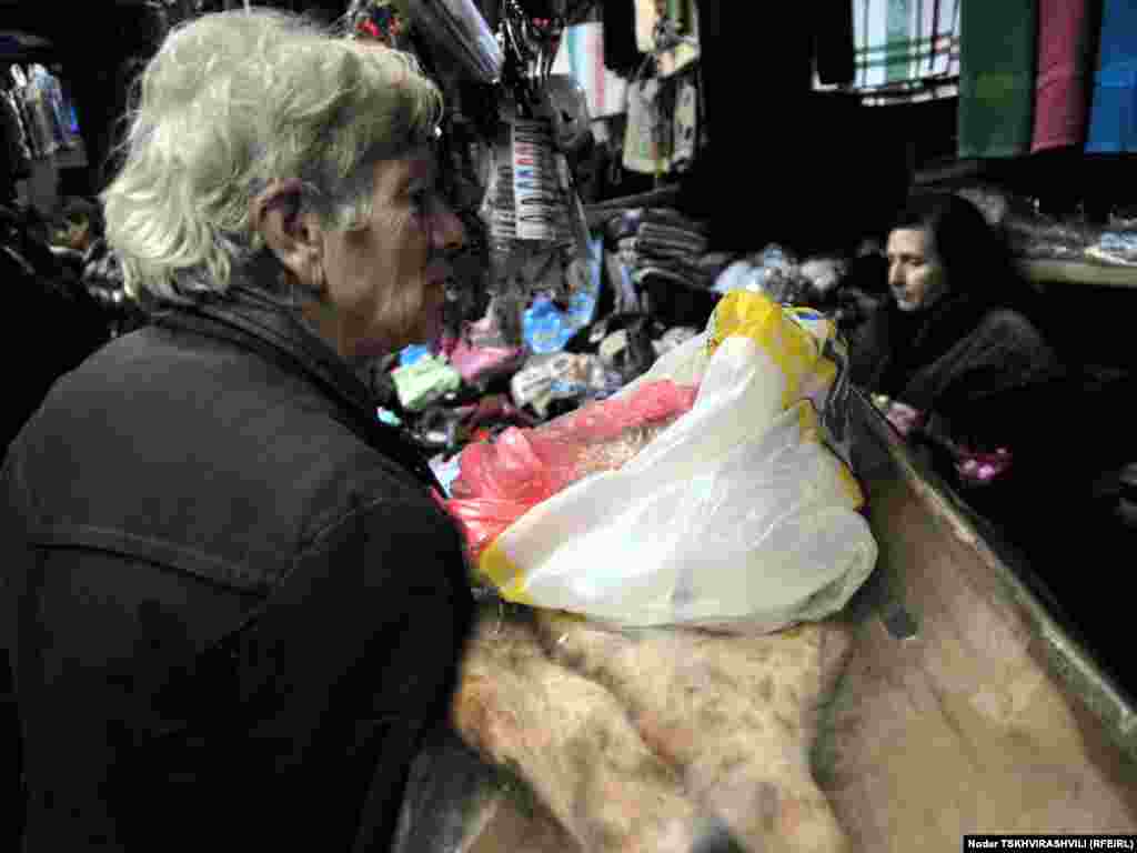 ტანსაცმლისა და პურის დახლი - აქ უსაფრთხოდ გადაადგილდებიან ადამიანები, უკრავენ ქუჩის მუსიკოსები – ზოგჯერ ძალიან კარგად; აქ ცივა, განსაკუთრებით წლის ამ დროს, მაგრამ მაინც ხალხმრავლობაა. მიწისქვეშა გადასასვლელებს ზოგჯერ საინტერესო და უცნაური საპროტესტო აქციებისთვისაც იყენებენ.