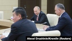 Vladimir Putin, Igor Dodon și Sooronbai Jeenbekov la 26 decembrie 2017, la o reuniune a șefilor de state CIS, lîngă Moscova