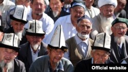 Ош шаарындагы кыргыз-өзбек аксакалдары, 11-июнь, 2012. 