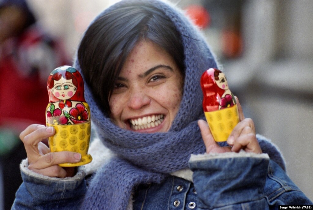 Молода жінка з російськими ляльками-матрьошками в Нью-Йорку в 1990 році. Радянський Союз розпався через рік