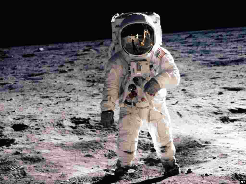 ABŞ kosmonavtı Edwin E. Aldrin ilk dəfə Aya ayaq basan ilk insan olur. 20 iyul 1969-cu il.&nbsp;