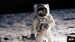 АКШнын космонавты Эдвин Алдрин, Ай, 20.07.1969.