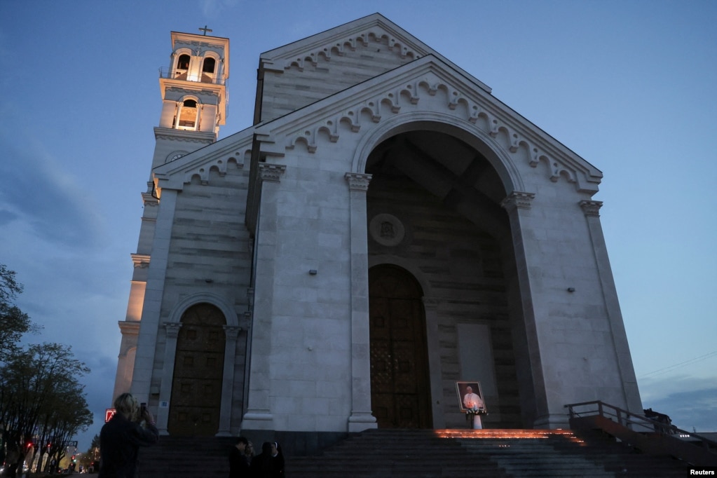 Një fotografi e Papa Françeskut e vendosur përpara Katedrales Nënë Tereza, në Prishtinë, pas vdekjes së tij.