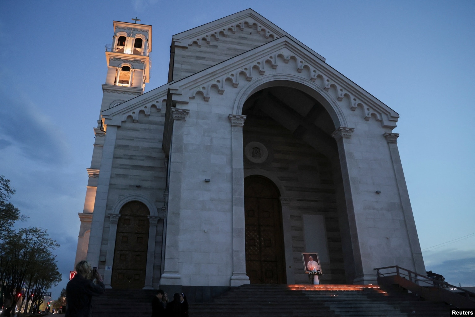 Një fotografi e Papa Françeskut e vendosur përpara Katedrales Nënë Tereza, në Prishtinë, pas vdekjes së tij.