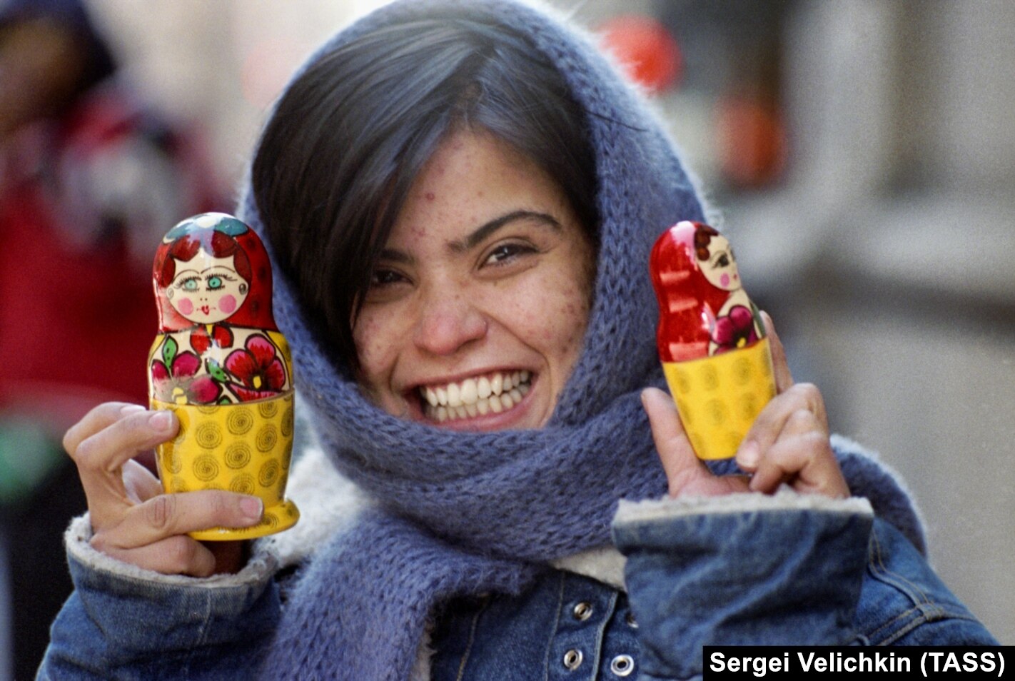 1990 年，紐約，一名年輕女子手持俄羅斯娃娃。一年後，蘇聯解體。