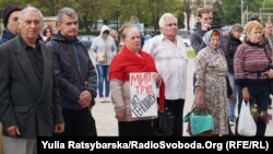 Минулого року першотравневий мітинг лівих сил у Дніпропетровську, який відбувся біля Театру опери та балету, зібрав близько трьох десятків учасників, їх охороняли приблизно вдвічі більше співробітників поліції (фото 1 травня 2016 року)