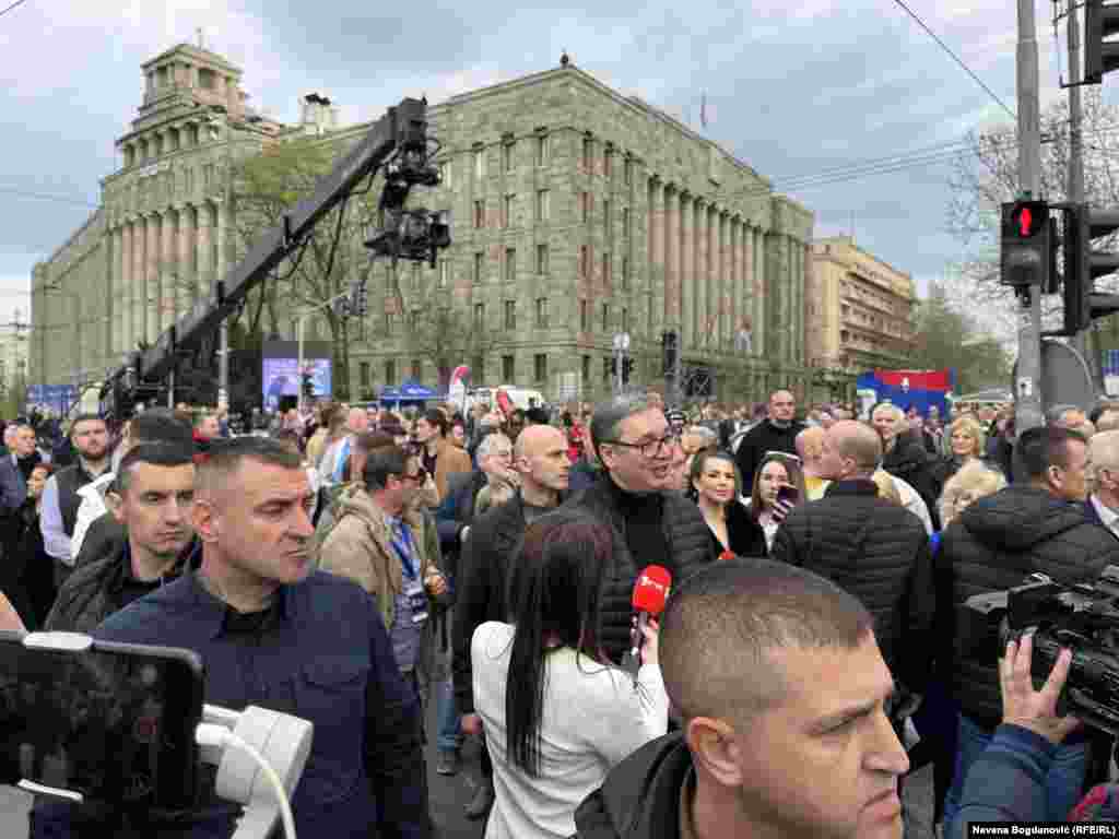 Aleksandar Vučić, predsednik Srbije, odgovara na pitanje novinara pred obraćanje svojim pristalicama okupljenim na prostoru između Predsedništva i Skupštine Srbije u centru Beograda 11. aprila 2025. godine. 
