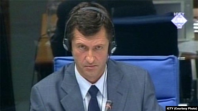Vllatko Vukoviq në gjyqin e Millosheviqit në Hagë. Tetor, 2005.