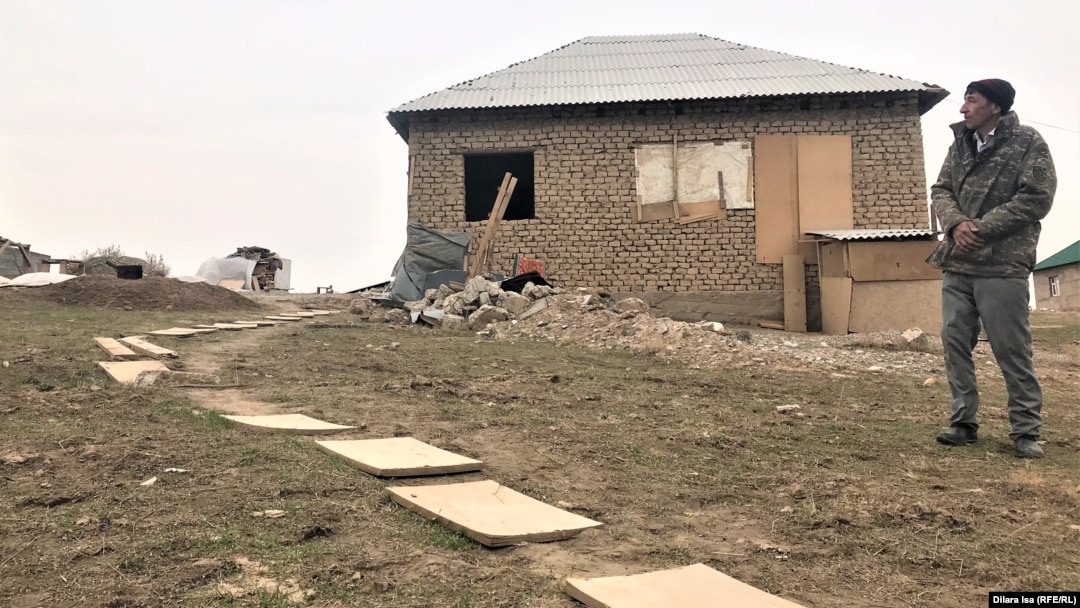 Порно көру: екі қыз жігітті алып, орманға апарады.