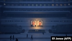 تصویری از دو رهبر پیشین کره شمالی در یکی از خیابان‌های پیونگ یانگ. 