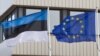 «Ми віддаємо всі наші 155-мм гаубиці Україні. І хочемо таким чином створити прецедент, щоб інші країни не мали жодних виправдань, чому вони не можуть надати Україні необхідне озброєння для перемоги у війні» (прапори Естонії та ЄС, фото ілюстративне)