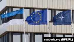 Флаги Эстонии, Евросоюза и НАТО у здания МИДа в Таллине. 