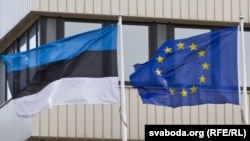 «Ми віддаємо всі наші 155-мм гаубиці Україні. І хочемо таким чином створити прецедент, щоб інші країни не мали жодних виправдань, чому вони не можуть надати Україні необхідне озброєння для перемоги у війні» (прапори Естонії та ЄС, фото ілюстративне)