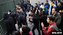 Тегеран университеті маңындағы үкіметке қарсы шеруге шыққан студенттер. Иран, 30 желтоқсан 2017 жыл.