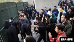 Studentët iranianë përleshen me policinë gjatë protestave anti-qeveritare në Teheran më 30 dhjetor, 2017