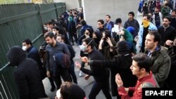 Иранские студенты на антиправительственных протестах у здания университета в Тегеране. 30 декабря 2017 года.
