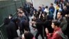 Тегеран университеті маңында полиция жасағымен қақтығысып қалған студенттер. Иран, 30 желтоқсан 2017 жыл.